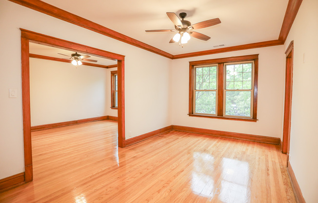 2121 W IRVING PARK