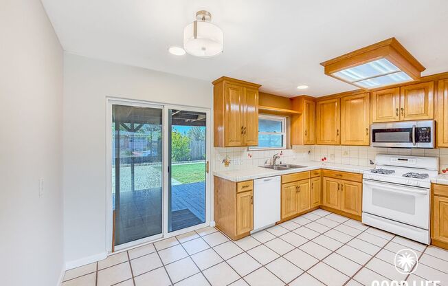 2BD/1BA Home in La Mesa with Turf Yards, Large Backyard, W/D & 2-Car Garage