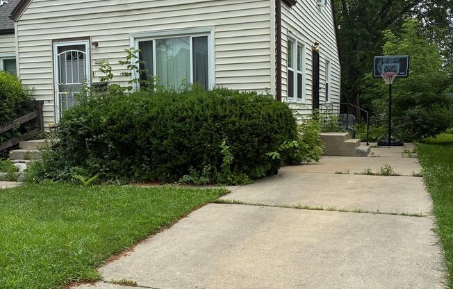 3BR SINGLE FAMILY, SIDE DRIVE, YARD, FULL BASEMENT, LAUNDRY, PRIVATE
