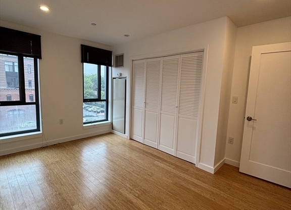 2 beds, 1 bath, 950 sqft, $3,650, Unit #408