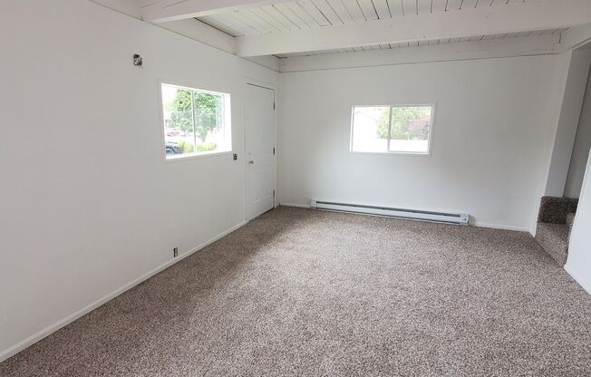 2 Bedroom, 1 Bathroom Home with a Den for Rent!
