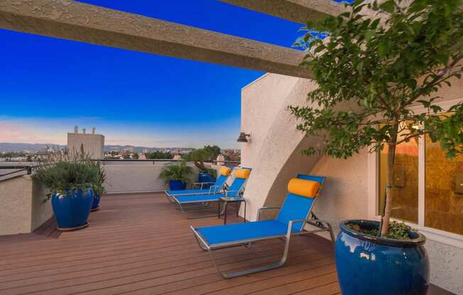 Sundeck at Palm Royale Apartments, Los Angeles, California