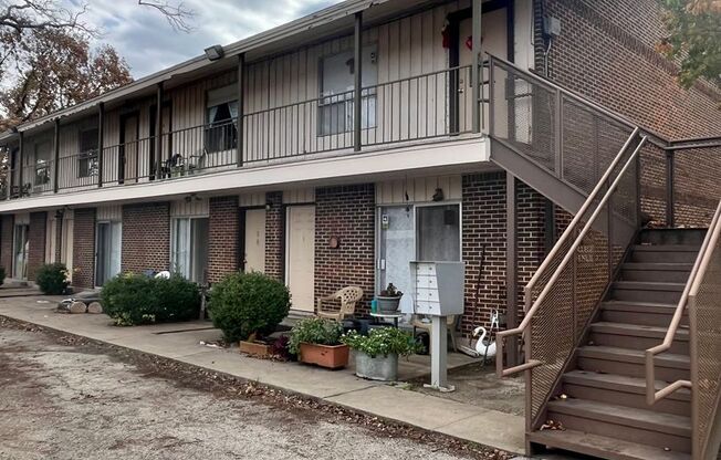 1/1  - LAUNDRY ONSITE - location location location!!