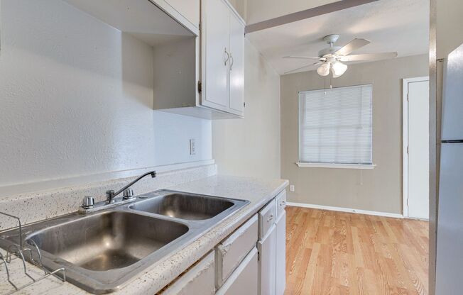 2 beds, 1 bath, 750 sqft, $875, Unit K713 - 307 - 205