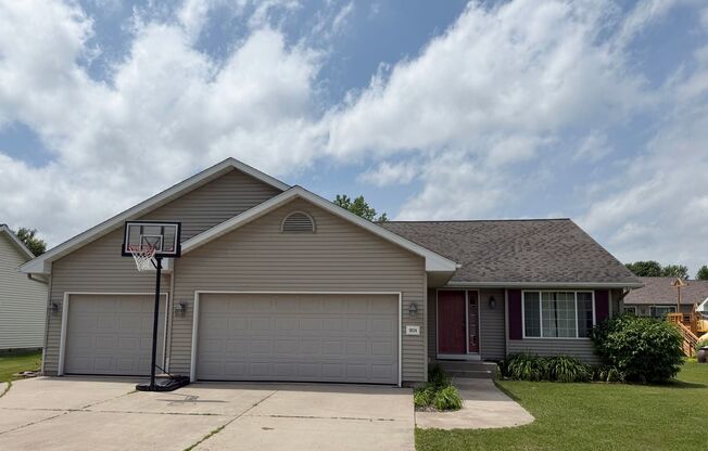 4BR/2ba Tri-Level Home in Private West Side Neighborhood Near Sherman School