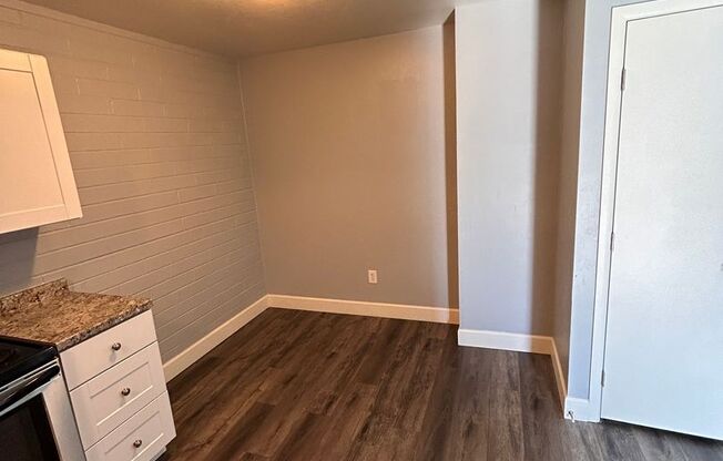 2 beds, 1 bath, 930 sqft, $1,109, Unit 009