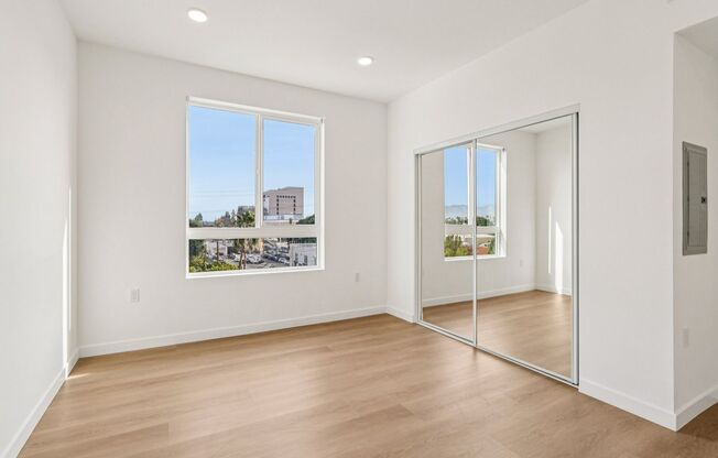 2 beds, 1 bath, $2,700, Unit 301