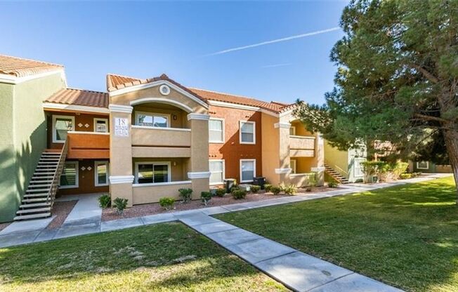 BEAUTIFUL 1 BEDROOM, 1 BATH CONDO IN GATED COMMUNITY!!
