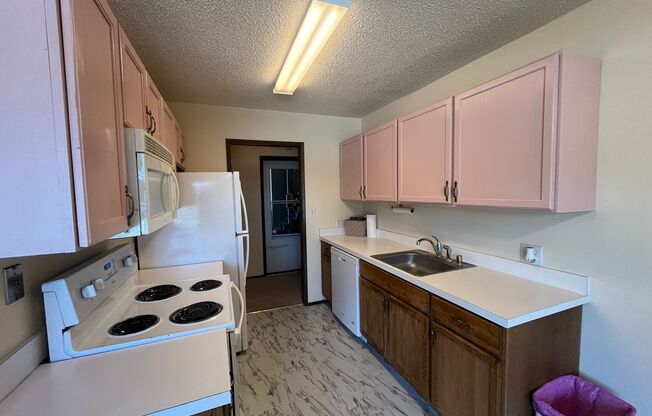 Lower Unit in Prime Bremerton Location with Parking
