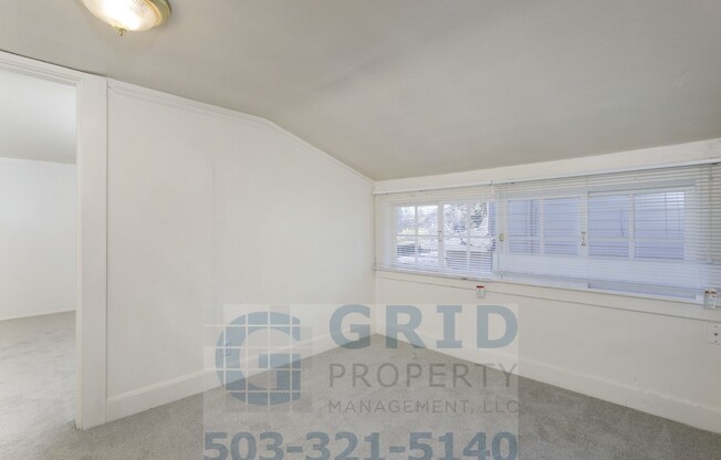 Charming 2 Bedroom Apartment Available in Milwaukie - Private Fenced-In Yard!