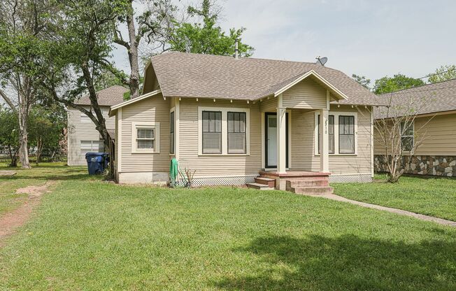 Adorable cottage in the heart of Tomball!