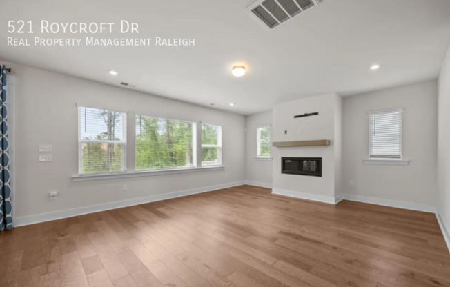 521 ROYCROFT DR