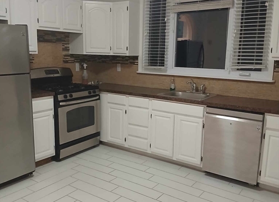 2 beds, 1 bath, 800 sqft, $2,700, Unit 1