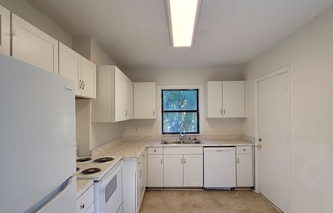 2 beds, 1 bath, $1,295