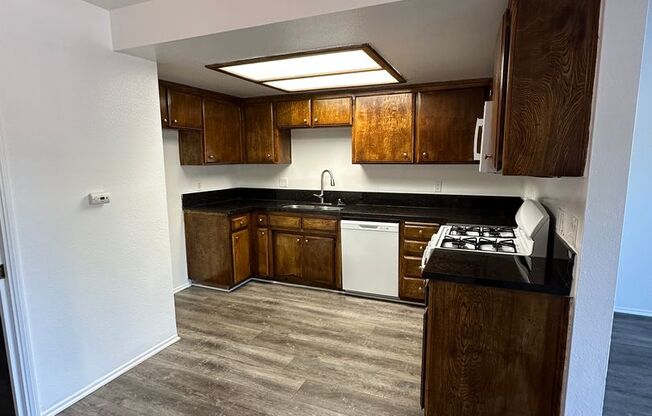 Gorgeous, spacious townhouse in West Lancaster! MOVE IN READY