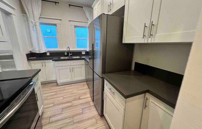 1 bed, 1 bath, 950 sqft, $2,300, Unit 717 E 1st St. + G3