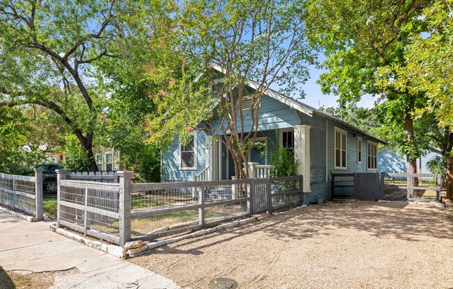 UT PRE-LEASE: Hyde Park 4 bed / 3 bath. Open Floor Plan, Wood Floors, Backyard with deck, 2 car garage!