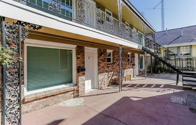808 1/2 W MAIN ST