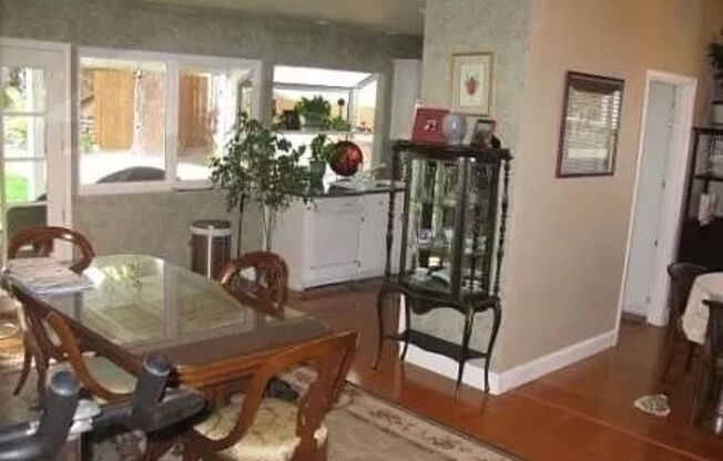 Lovely One Level home in Valencia!