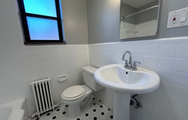 2 beds, 1 bath, 800 sqft, $1,720, Unit 6236 Fifth Ave. #202A