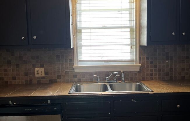 3 beds, 1 bath, $1,100