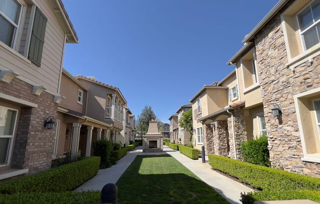 AMAZING TOWNHOME AVAILABLE IN A GREAT NEIGHBORHOOD OF FONTANA!!