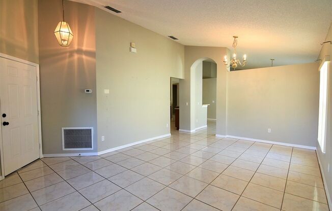 4BR 2BA in Apopka community of Country Crossing at Spring Ridge, with 2 car garage and screened in porch!!!