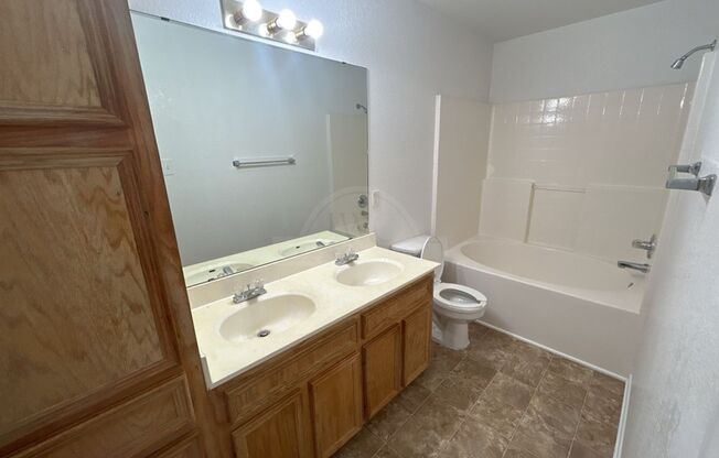 3 beds, 2 baths, $1,225, Unit 4411 July Unit B