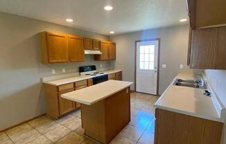 2 beds, 2 baths, $1,275, Unit 4312 N Morgan Ct