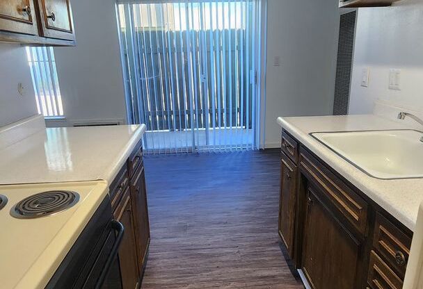 1 bed, 1 bath, 560 sqft, $1,350, Unit 1350-28