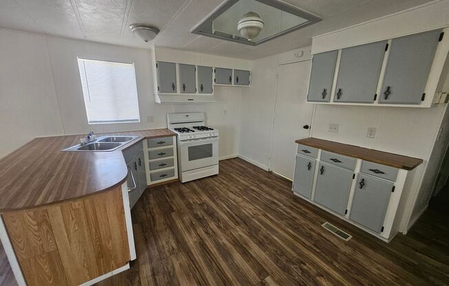 2 Bedroom Manufactured Home Located In Bullhead City