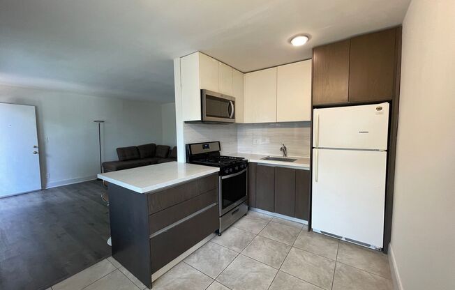 2 beds, 1 bath, $2,610, Unit 8