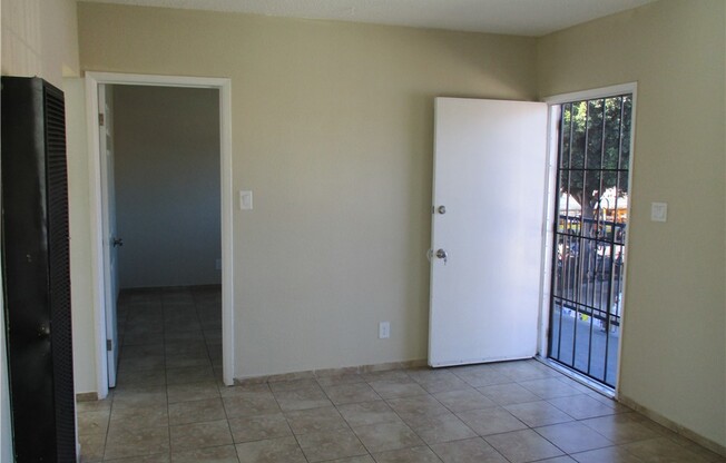 2 beds, 1 bath, 700 sqft, $2,200