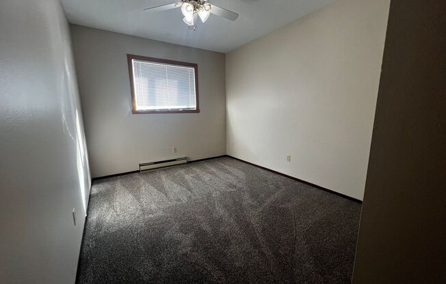 2 beds, 1 bath, 920 sqft, $750, Unit 109