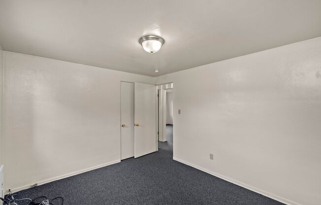 2 beds, 1 bath, $949, Unit 10615 Lindberg Ave. C5 - Apt. 5