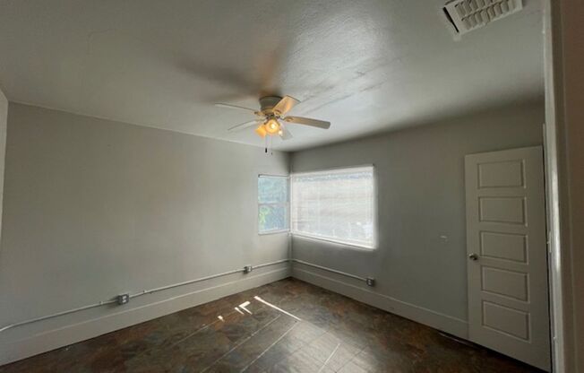 2 beds, 1 bath, $1,050, Unit Unit 4