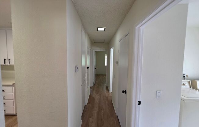 Hills Ford Community: Located on a quiet Cul-De-Sac: Recently Updated Upper 2 Bedroom 1 Bath Condo