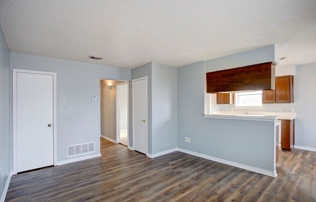 313 Queens Ct S 4-plex