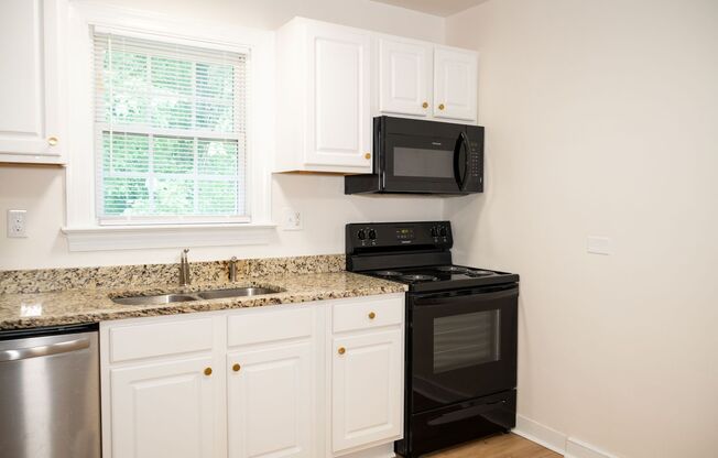 2 beds, 1 bath, $1,130, Unit Apt #B