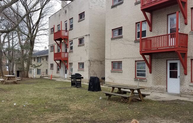 2 beds, 1 bath, 1,100 sqft, $1,275, Unit 17