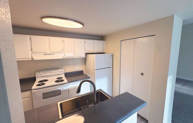 2 beds, 2 baths, 984 sqft, $2,125, Unit J304