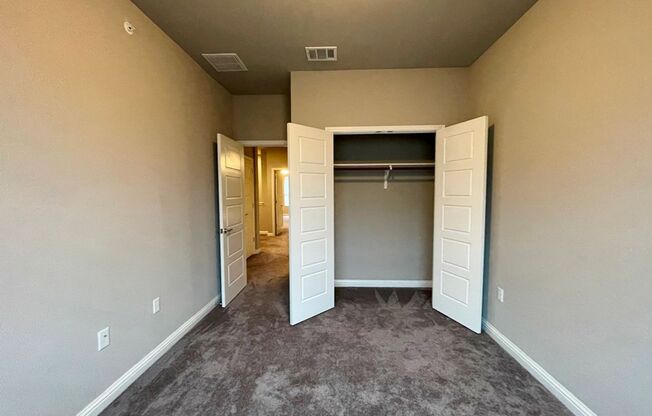 3 beds, 2.5 baths, $2,100, Unit Unit 22