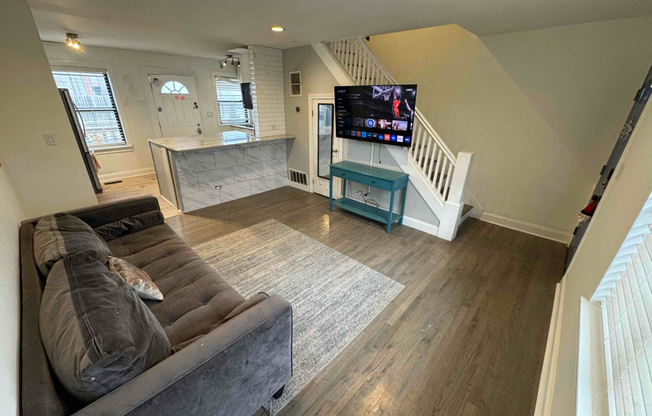 422 E AVE