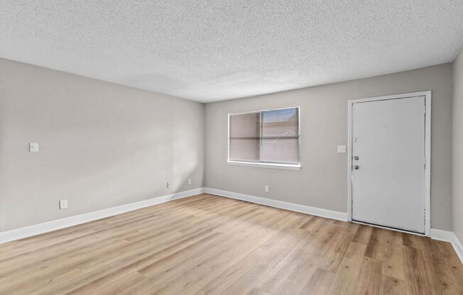 2 beds, 1 bath, 960 sqft, $949