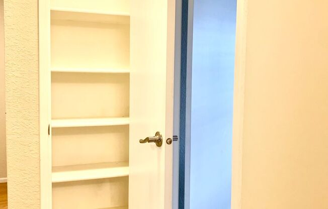 1 BD 1 BA Kirkland Ground Floor Condo!