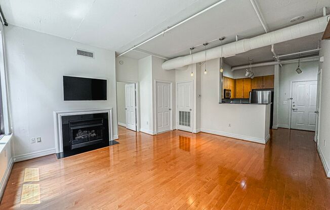 Luxurious 2 Bed 2 Bath Condo In Station Square
