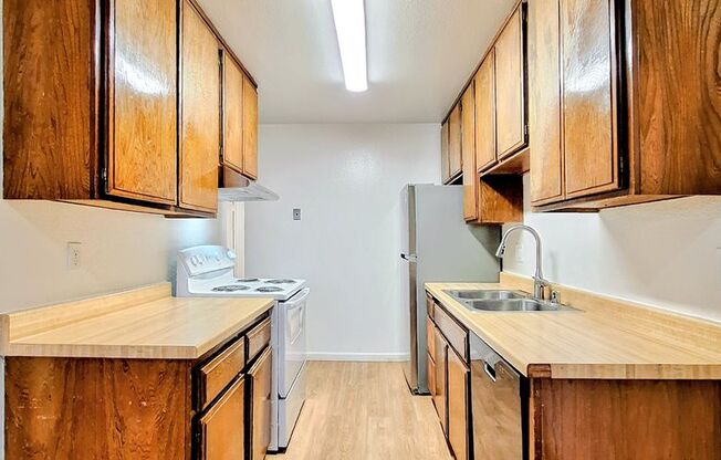 Beautiful 2bd Condo In Gated Community With Pool, Gym, and On-site Laundry