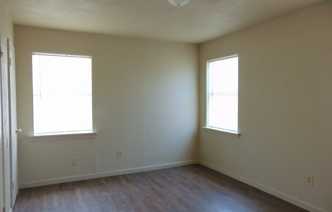 3 beds, 1 bath, 806 sqft, $700, Unit B