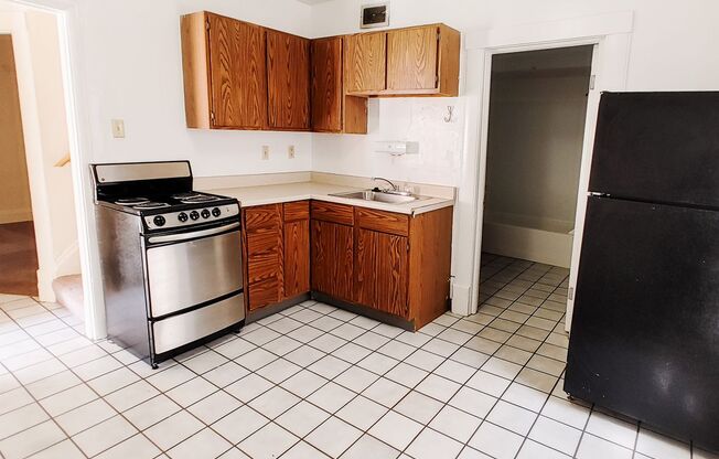 2 beds, 1 bath, $1,400, Unit REAR