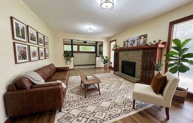 *$1,000 off the second full month of rent!* Beautifully Updated SW Portland Home in Excellent Location, Easy Access to I-5 and Barbur Blvd.!